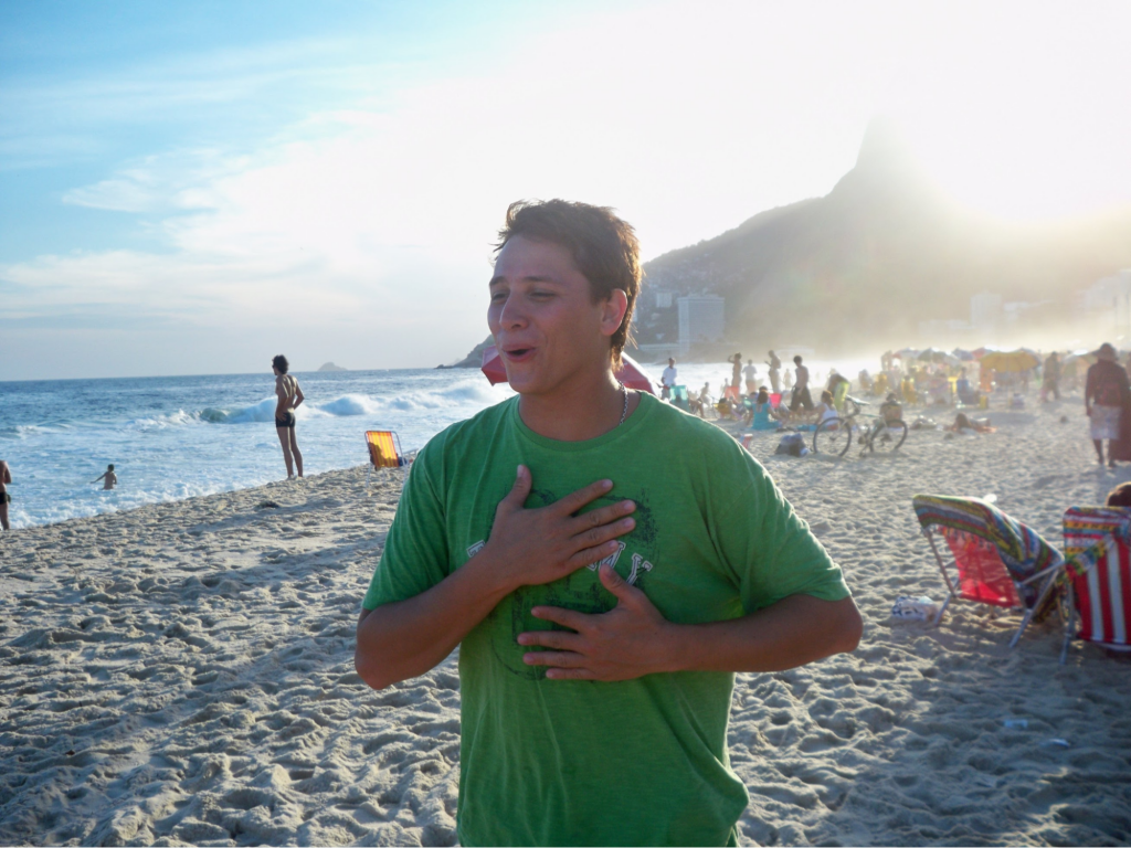 Fabián disfrutando las playas de Río de Janeiro antes de que su vida diera un giro de 180° con la creación de Abstracta.