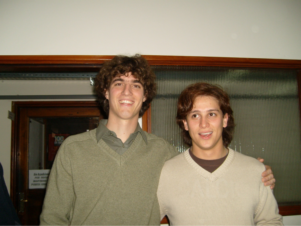 Fabián y Matías estudiando en la Universidad de la República, en Montevideo.

