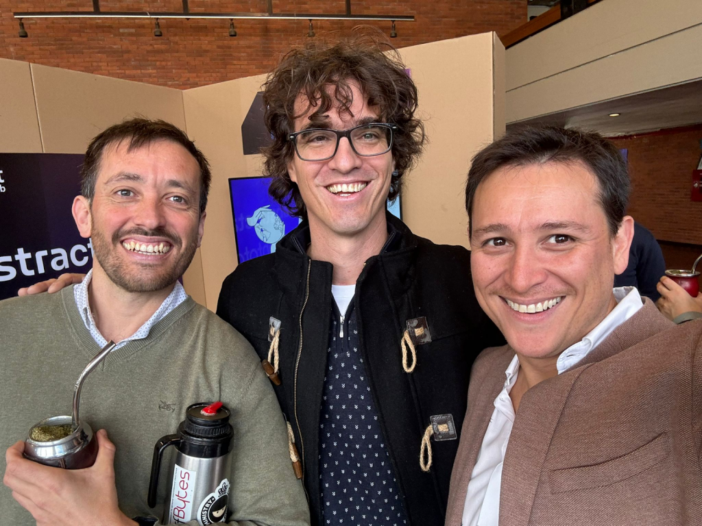 Imagen ilustrativa: Federico Toledo, Matías Reina y Fabián Baptista en la celebración del aniversario de Microsoft AI Co-Innovation Lab