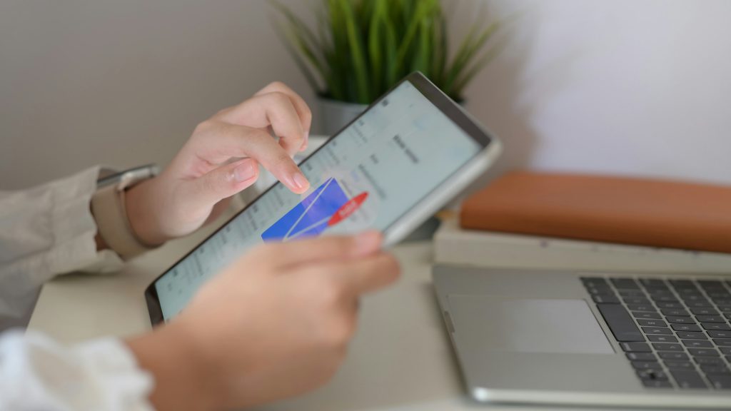 mujer chequeando su correo en una tablet