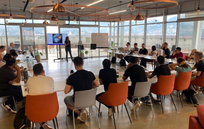 Personas participantes de WOPR Latam 2024 en Colombia comparten una sesión presencial de workshop, en un formato colaborativo que inspira la primera edición de TAPIA.